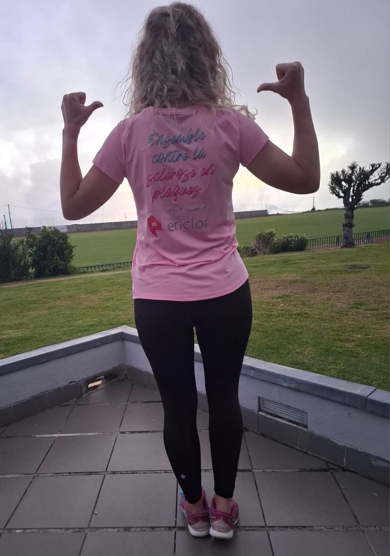 Dos du maillot rose SEP’UP portant le message Ensemble contre la sclérose en plaques
