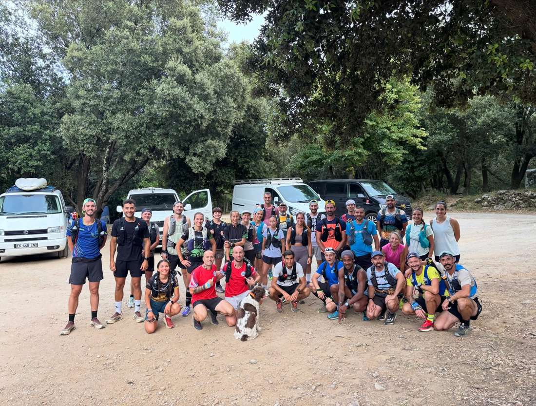 Groupe de coureurs rassemblés avant une sortie d’entraînement
