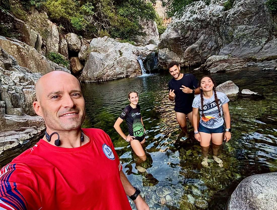 Quatre coureurs dans une vasque de rivière après un entraînement