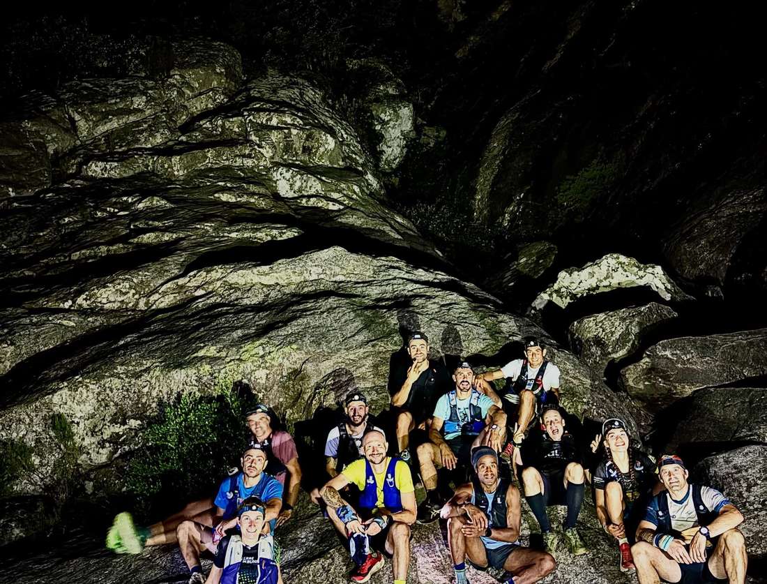 Groupe de coureurs sur des rochers lors d’une sortie nocturne, frontales allumées